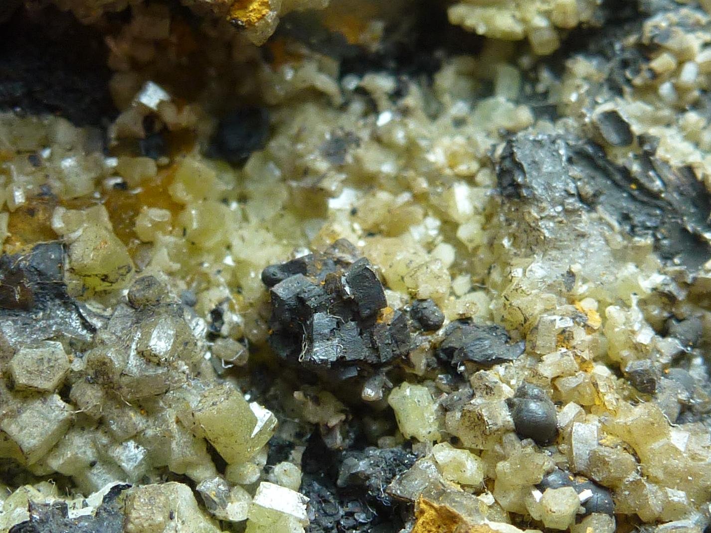 Piromorfita con posible Goethita
0,2 x 0,2 cm. la zona de cristales negros
(Autor: javier ruiz martin)