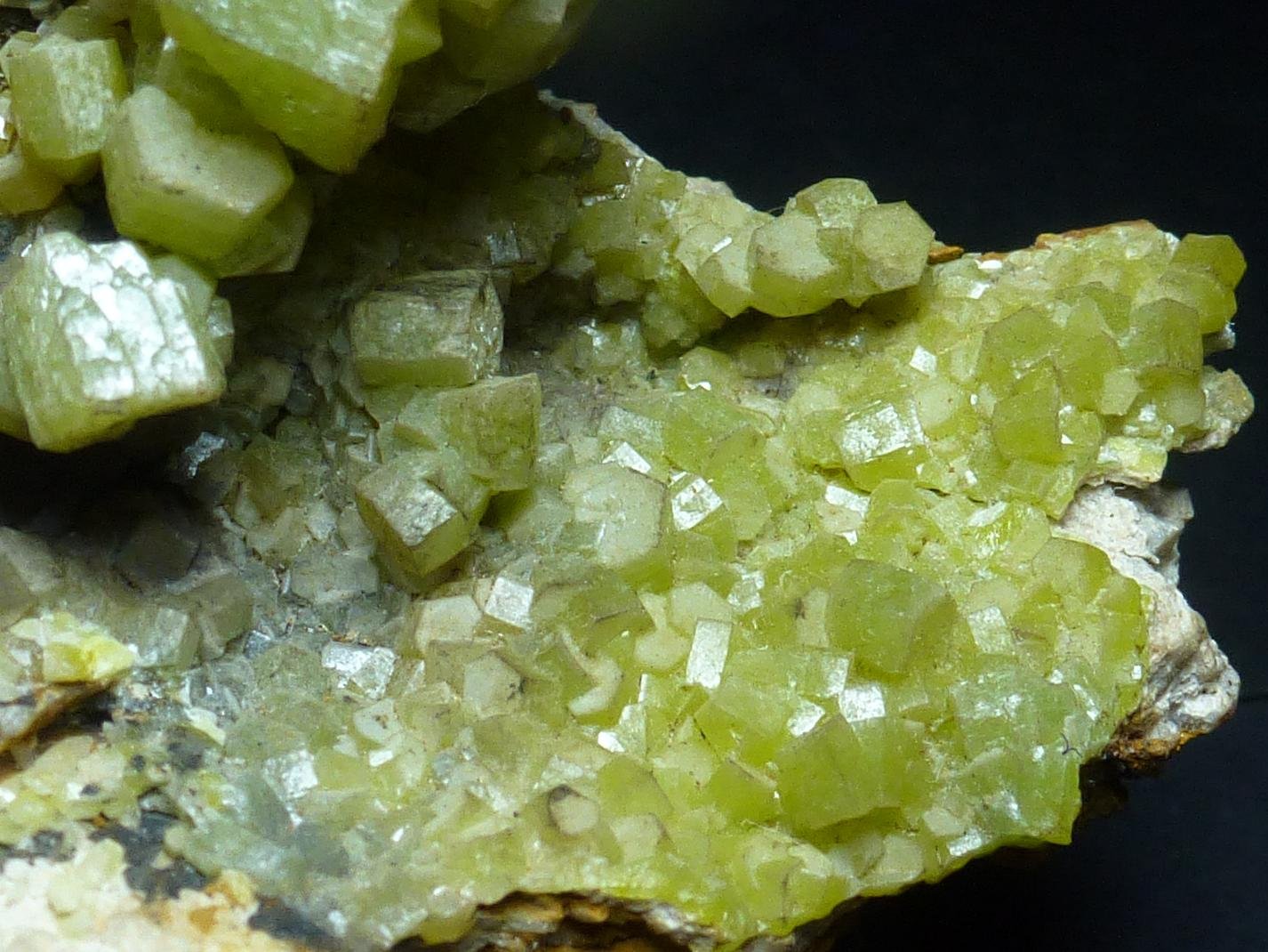 Piromorfita
Zona de cristales 3,5 x 2,5 cm.
(Autor: javier ruiz martin)
