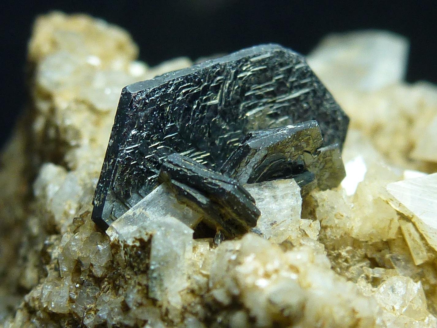 Hematites, Ortoclasa (variedad adularia)
6 x 4 cm. la pieza, 1 cm. el cristal
(Autor: javier ruiz martin)