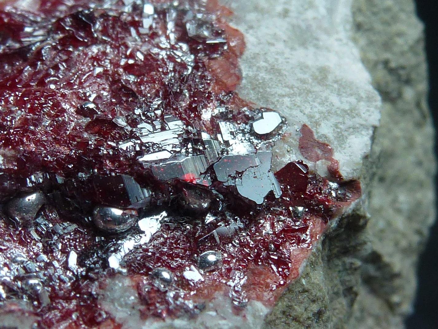 Cinabrio, Mercurio
Cristal mayor 0,27 cm.
(Autor: javier ruiz martin)