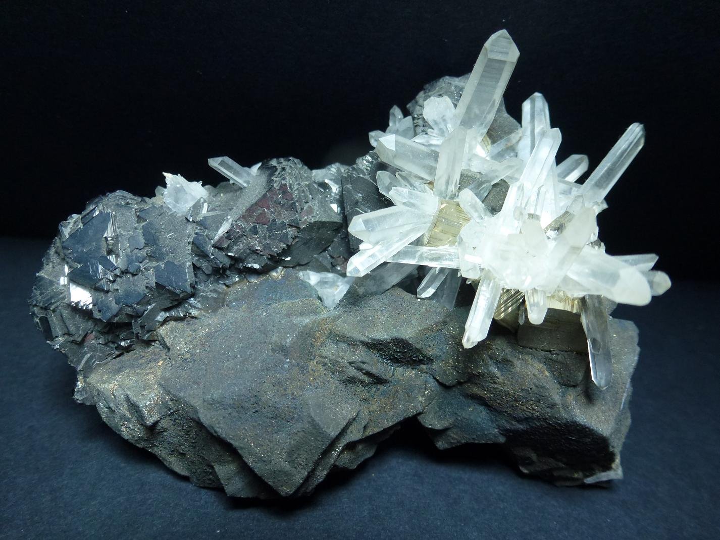 Cuarzo, Esfalerita, Calcopirita, Pirita
10 x 7 cm.
(Autor: javier ruiz martin)