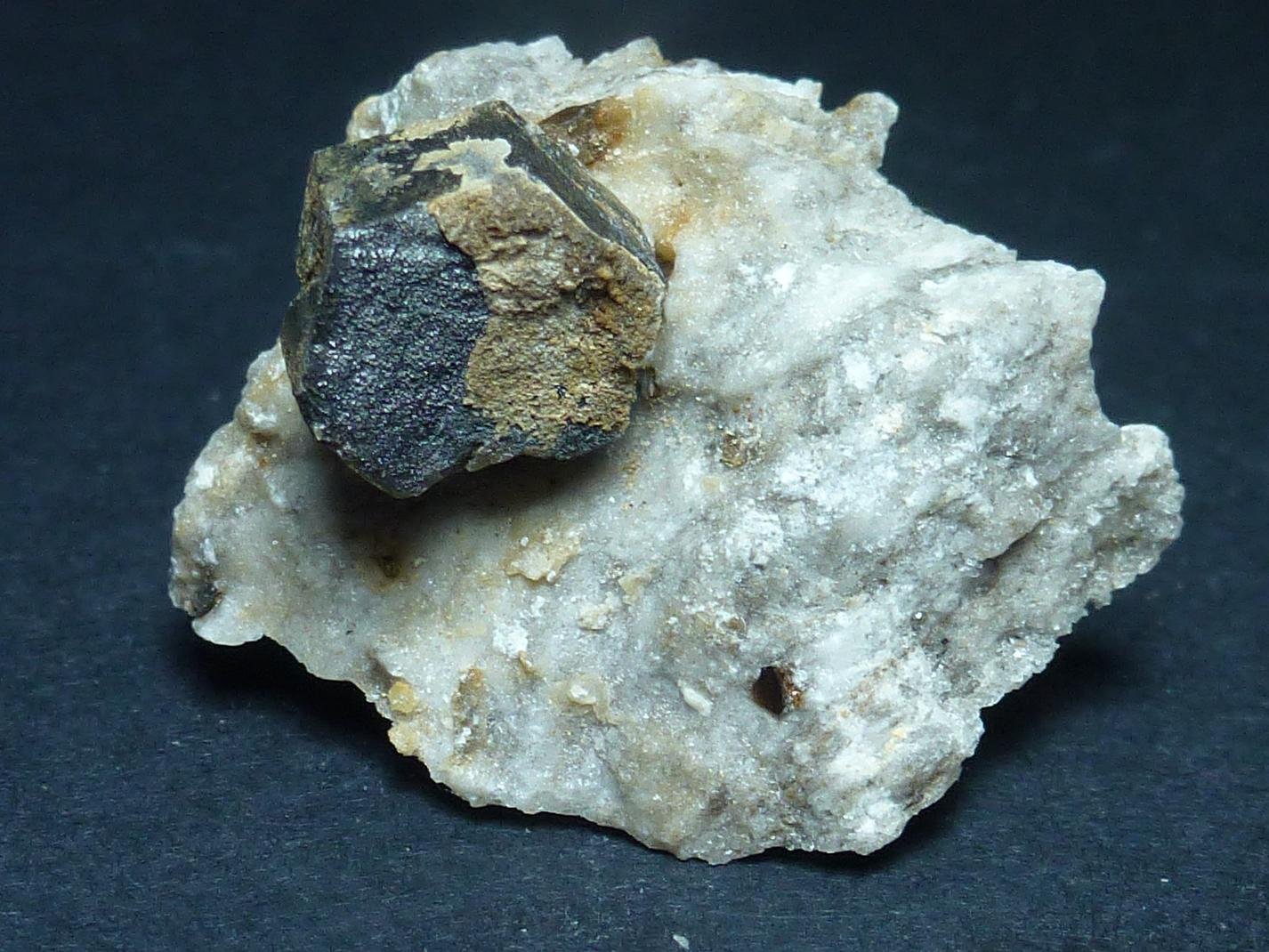 Magnesita (variedad pistomesita), Yeso
3 x 3 cm.
(Autor: javier ruiz martin)