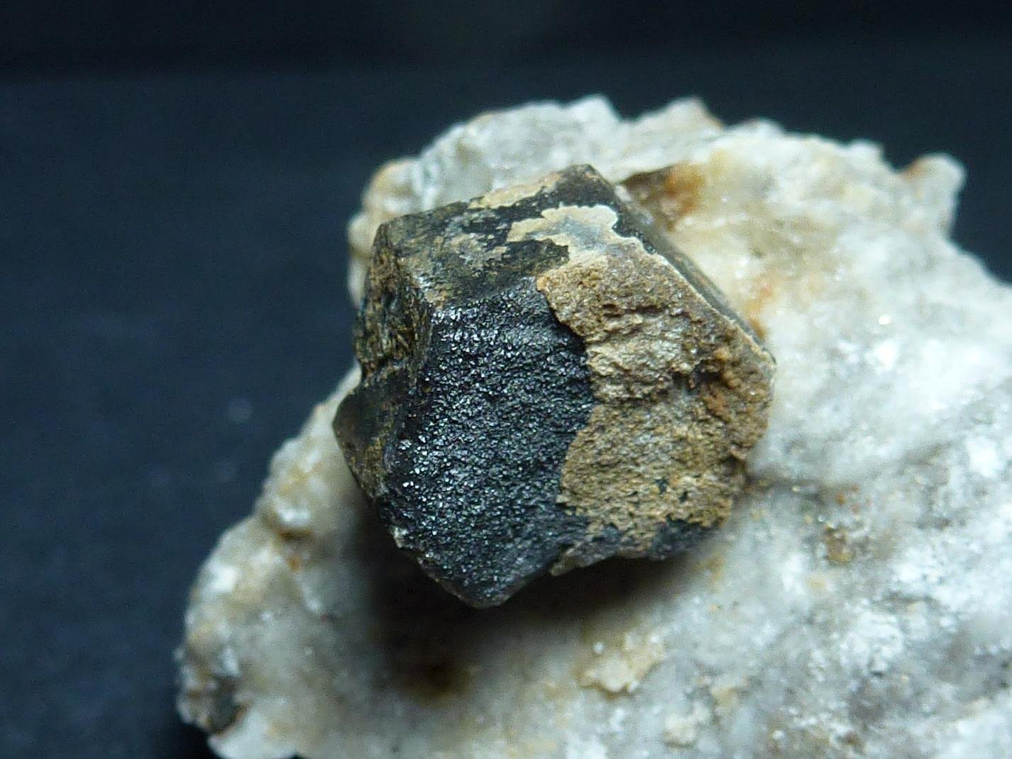 Magnesita (variedad pistomesita), Yeso
3 x 3 cm.
(Autor: javier ruiz martin)