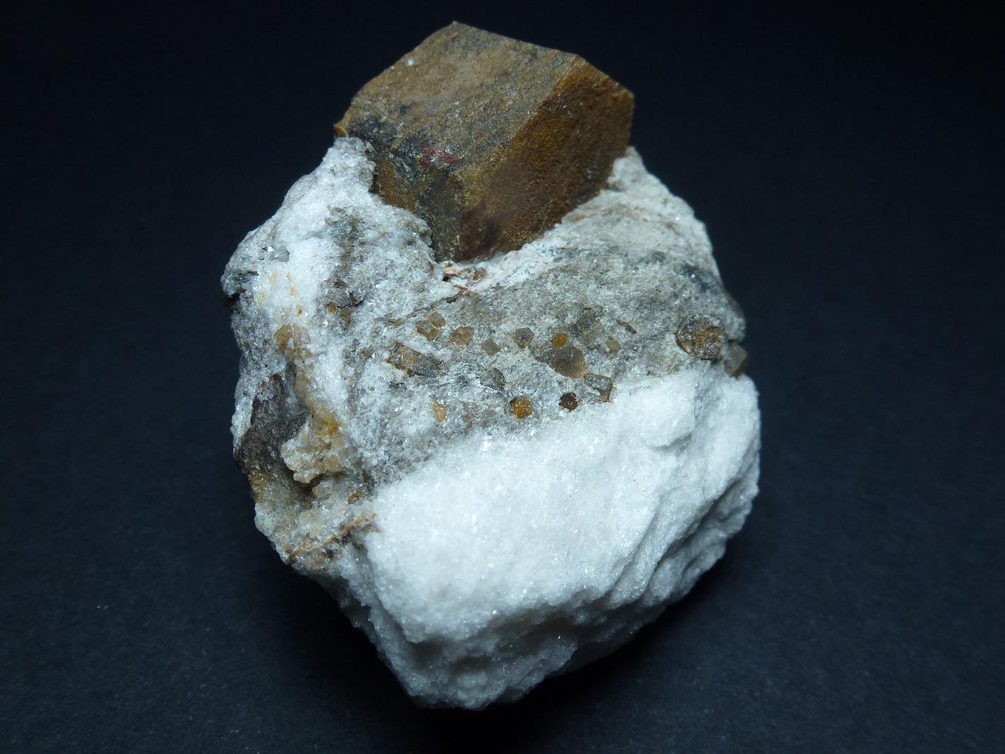 Magnesita (variedad pistomesita), Yeso
5 x 4 cm. la pieza, 2 x 1,5 el cristal
(Autor: javier ruiz martin)
