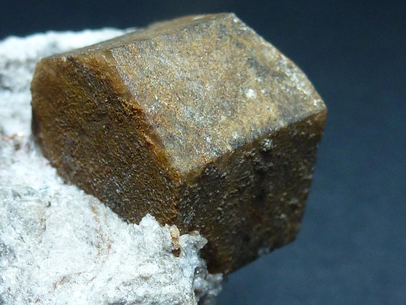 Magnesita (variedad pistomesita), Yeso
5 x 4 cm. la pieza, 2 x 1,5 el cristal
(Autor: javier ruiz martin)