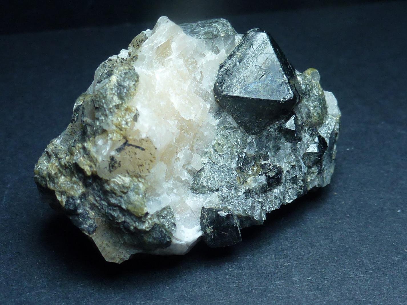 Espinela, Forsterita
4 x 3 cm.
(Autor: javier ruiz martin)