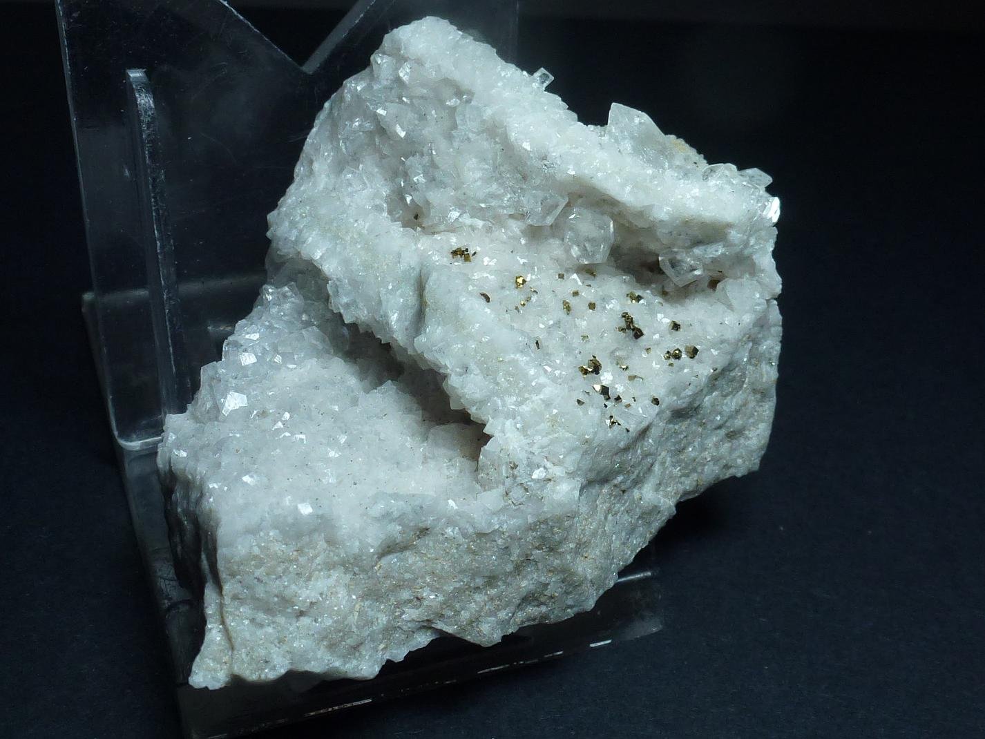 Dolomita, Calcita, Pirita
6 x 6 cm.
(Autor: javier ruiz martin)