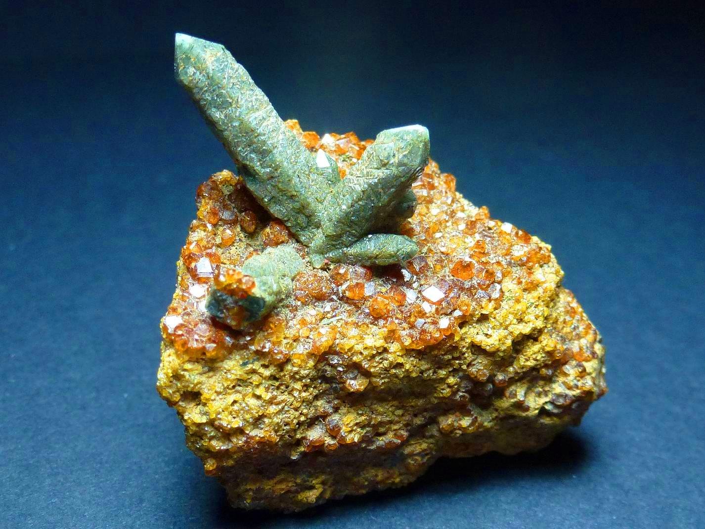 Cuarzo (variedad prasio), Andradita
5 x 5 cm.
(Autor: javier ruiz martin)