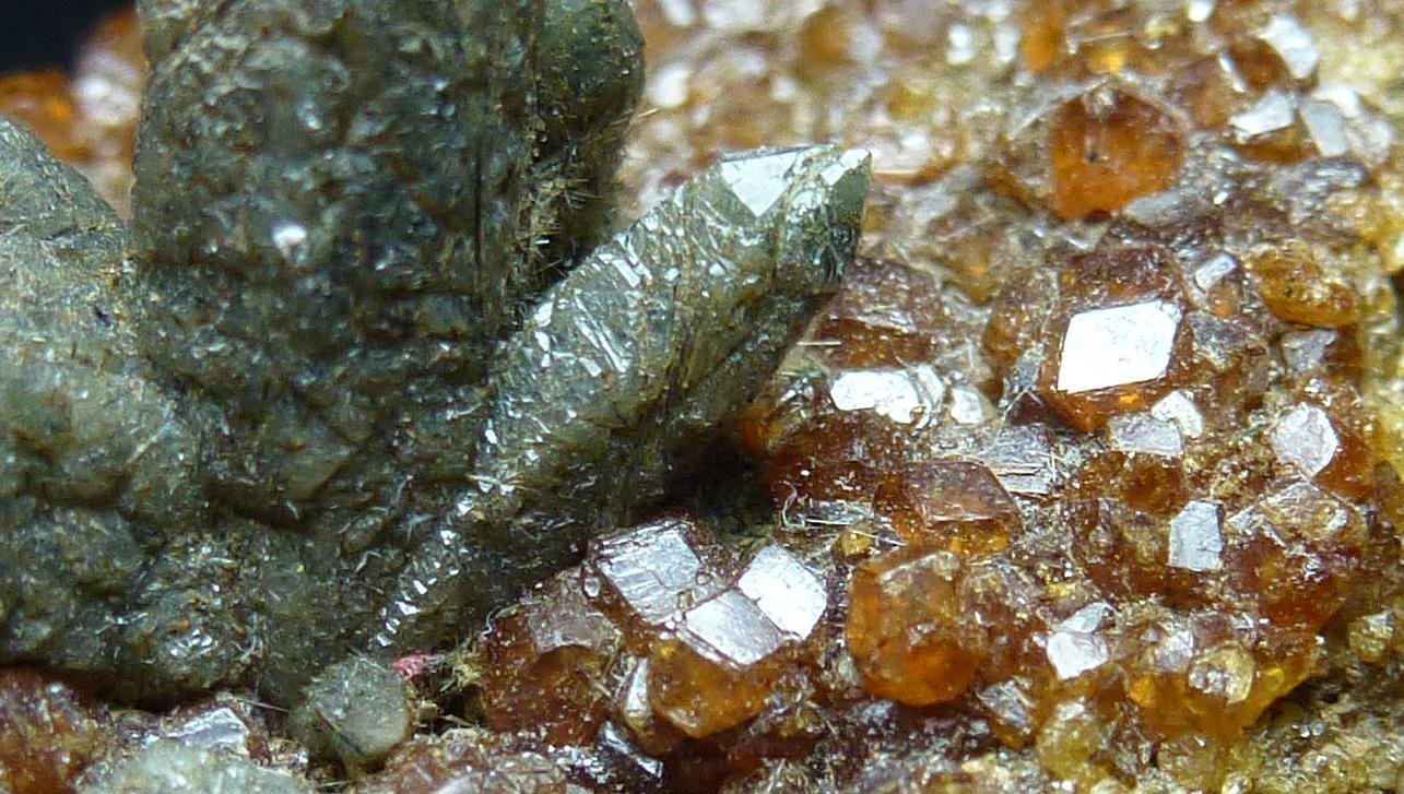Cuarzo (variedad prasio), Andradita
5 x 5 cm.
(Autor: javier ruiz martin)