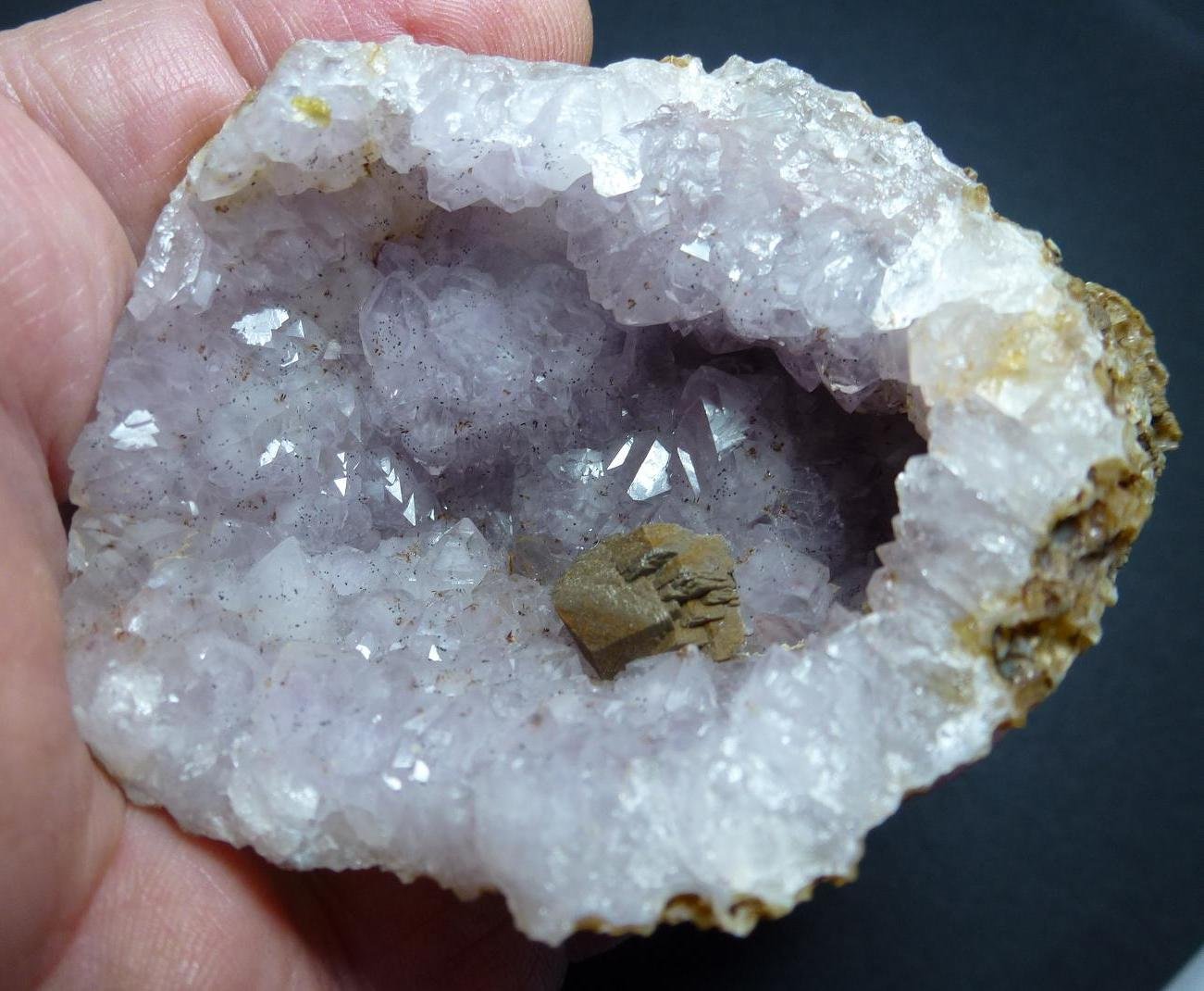 Cuarzo (variedad amatista), Calcita, Hematites
8 x 5 cm.
(Autor: javier ruiz martin)