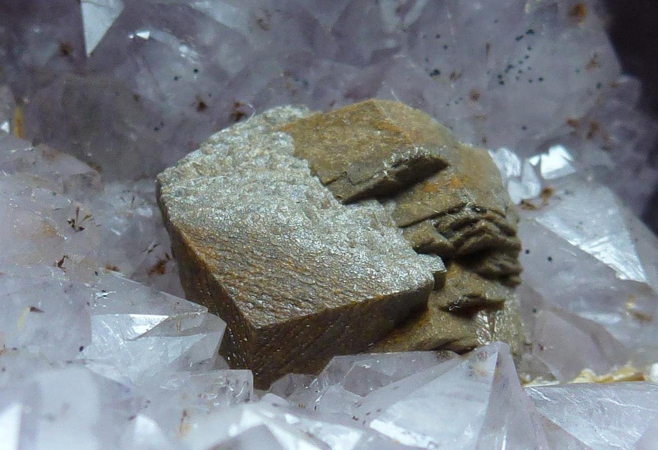 Cuarzo (variedad amatista), Calcita, Hematites
8 x 5 cm
(Autor: javier ruiz martin)