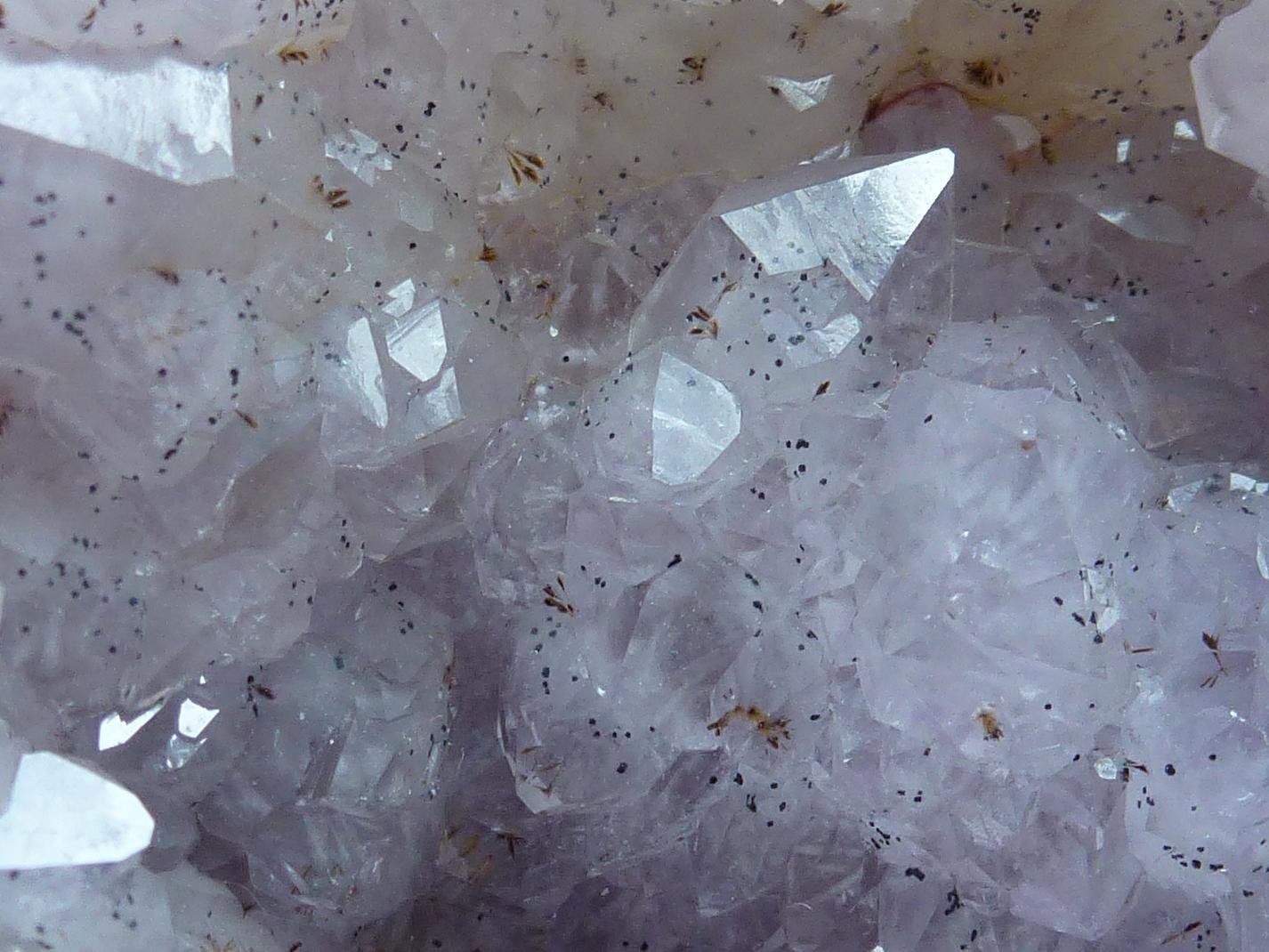 Cuarzo (variedad amatista), Calcita, Hematites
8 x 5 cm.
(Autor: javier ruiz martin)