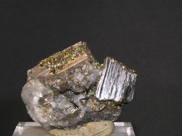 Pirita y Arsenopirita
4 cm.
(Autor: Carlos J. Rodríguez)