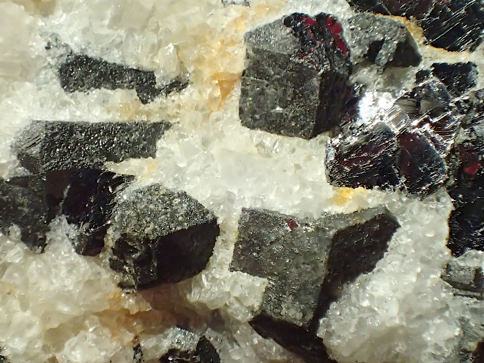 Galena, fluorita
C. V. 1,5 x 1 cm
(Autor: Frederic Varela)