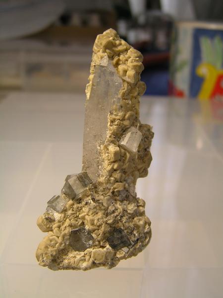 Fluorapatito y Siderita sobre Cuarzo.
7 cm
(Autor: Carlos J. Rodríguez)