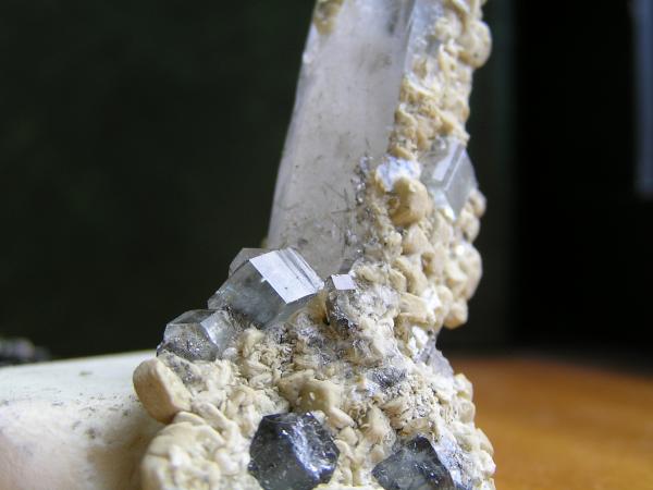 Fluorapatito y Siderita sobre Cuarzo.
7 cm
(Autor: Carlos J. Rodríguez)