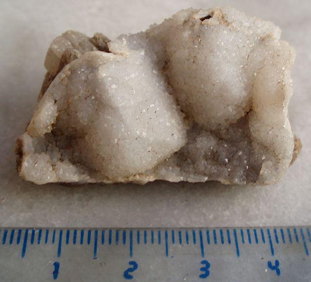 Cuarzo sobre aragonito
ancho de imagen 4 cm
(Autor: María Jesús M.)