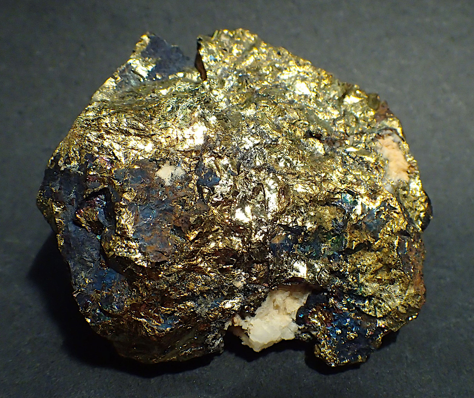 Calcopirita
6 x 5,5 x 2 cm
(Autor: Frederic Varela)