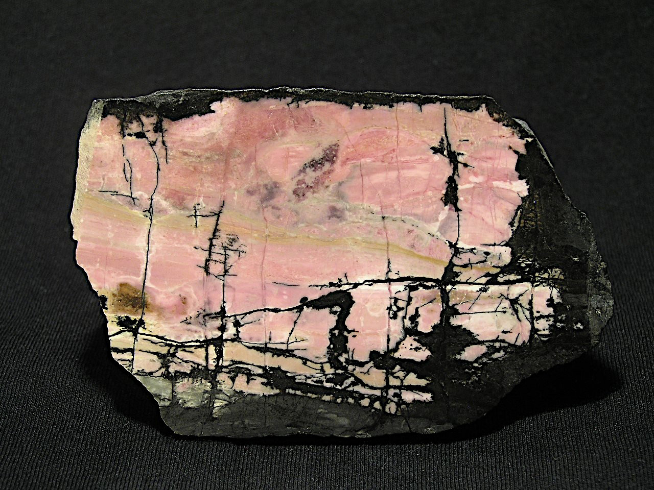 Piroxmangita, tefroíta
8 x 5,2 x 0,5 cm
(Autor: Frederic Varela)