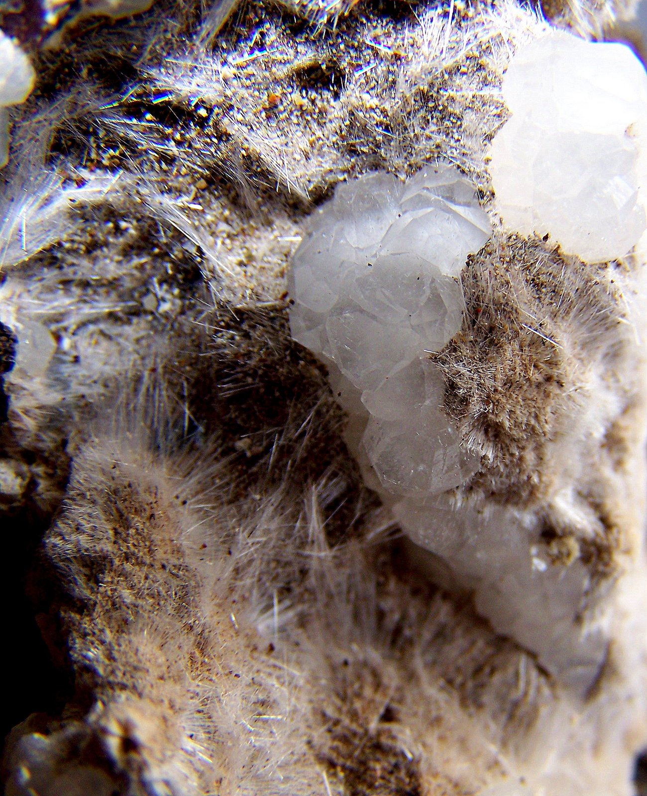 Analcima y "mesolita-natrolita"
Geoda de 5cm,detalle.
(Autor: canada)