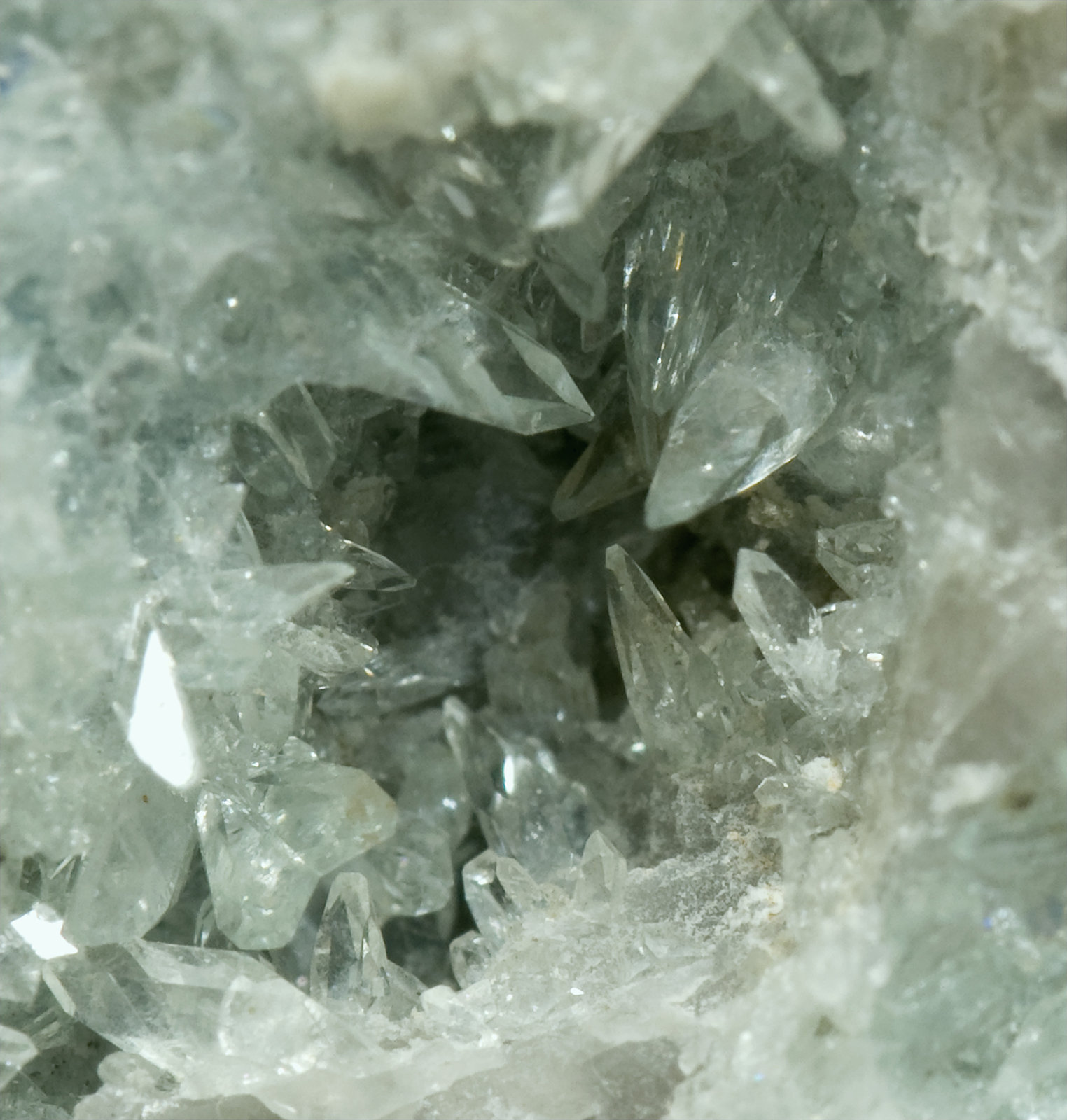 Fosfofilita
cristal principal: 0.4 x 0.2 cm
(Autor: Jordi Fabre)
