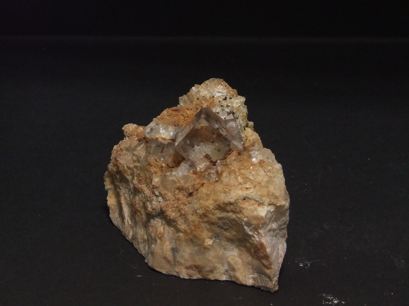 Fluorita con inclusiones de Pirita
85x60x50mm. Cristal Mayor: 20x16x16mm
(Autor: joaquin gar)