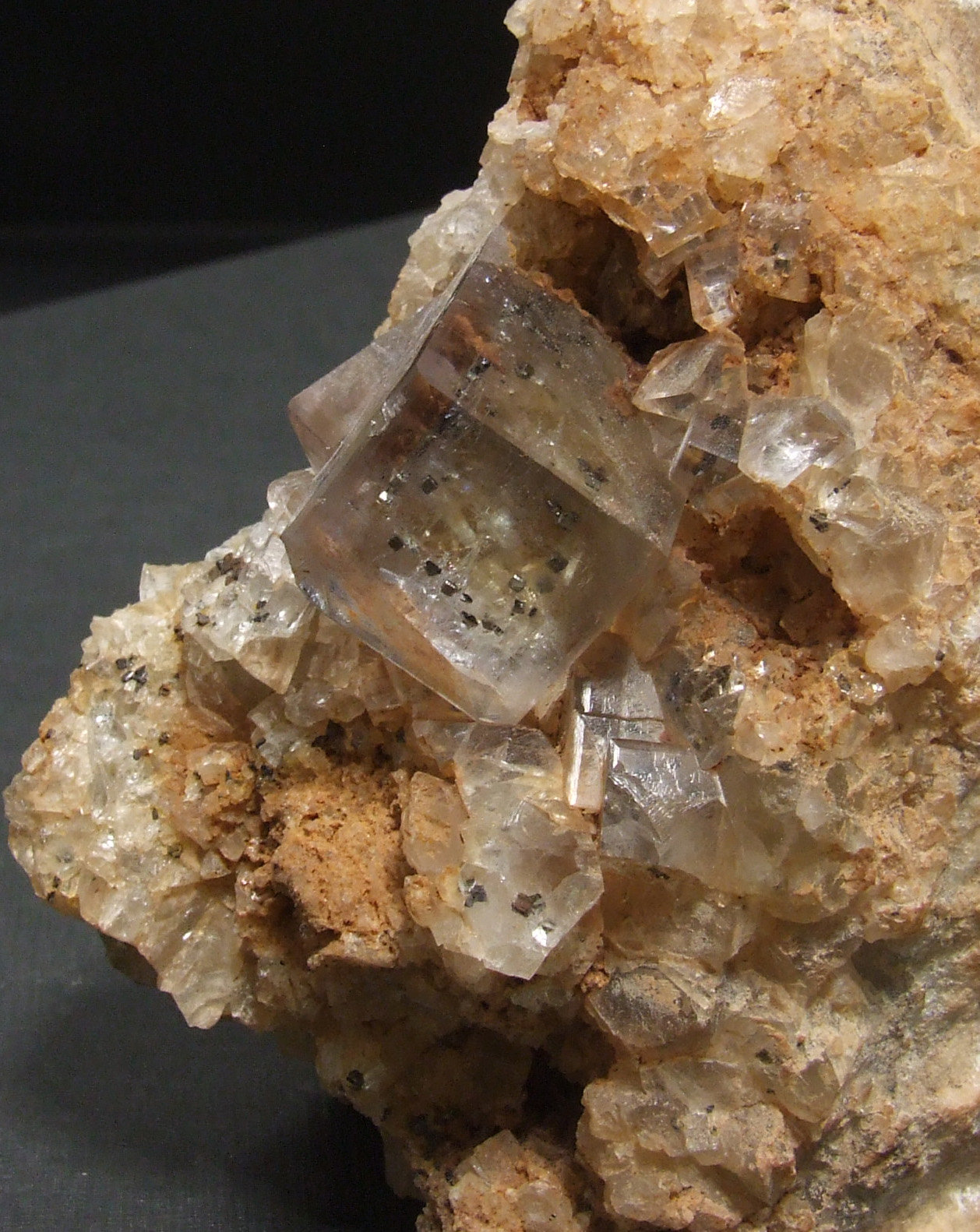 Fluorita con inclusiones de Pirita
85x60x50mm. Cristal Mayor: 20x16x16mm
(Autor: joaquin gar)