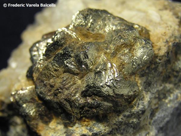 Pirita sobre calcita y galena
6  x 5  cm; agregado de cristales de 2,5 cm
(Autor: Frederic Varela)