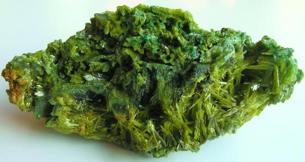Piromorfita
Tamaño de la pieza 12.8 x 5.8 x 7.6 cm, con cristales hasta 2 cm., y cristales palmeados hasta 2,5 cm.
(Autor: Nacho)