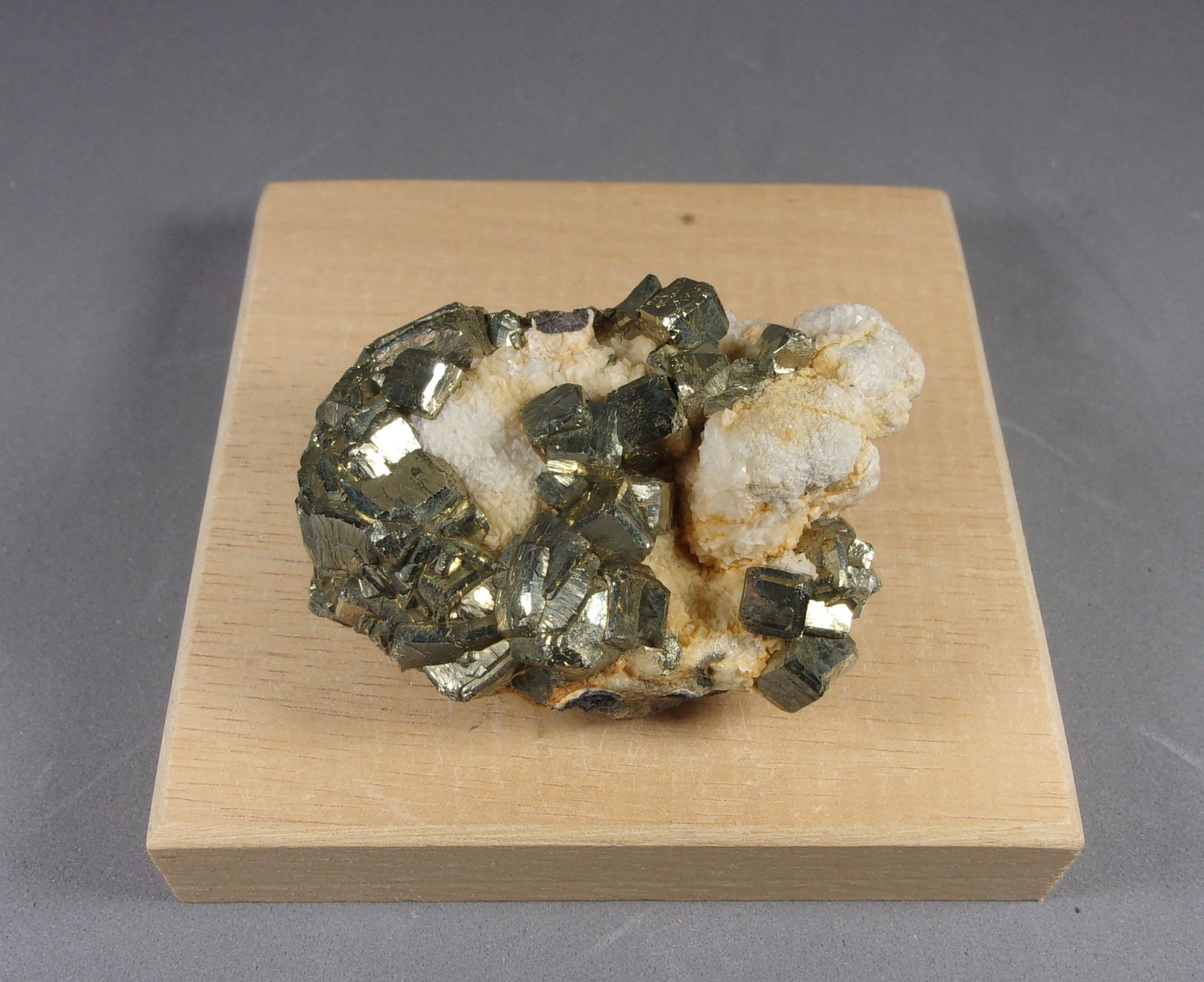 Pirita
5,6 x 3,6 x 2,3 cm.
(Autor: J. G. Alcolea)