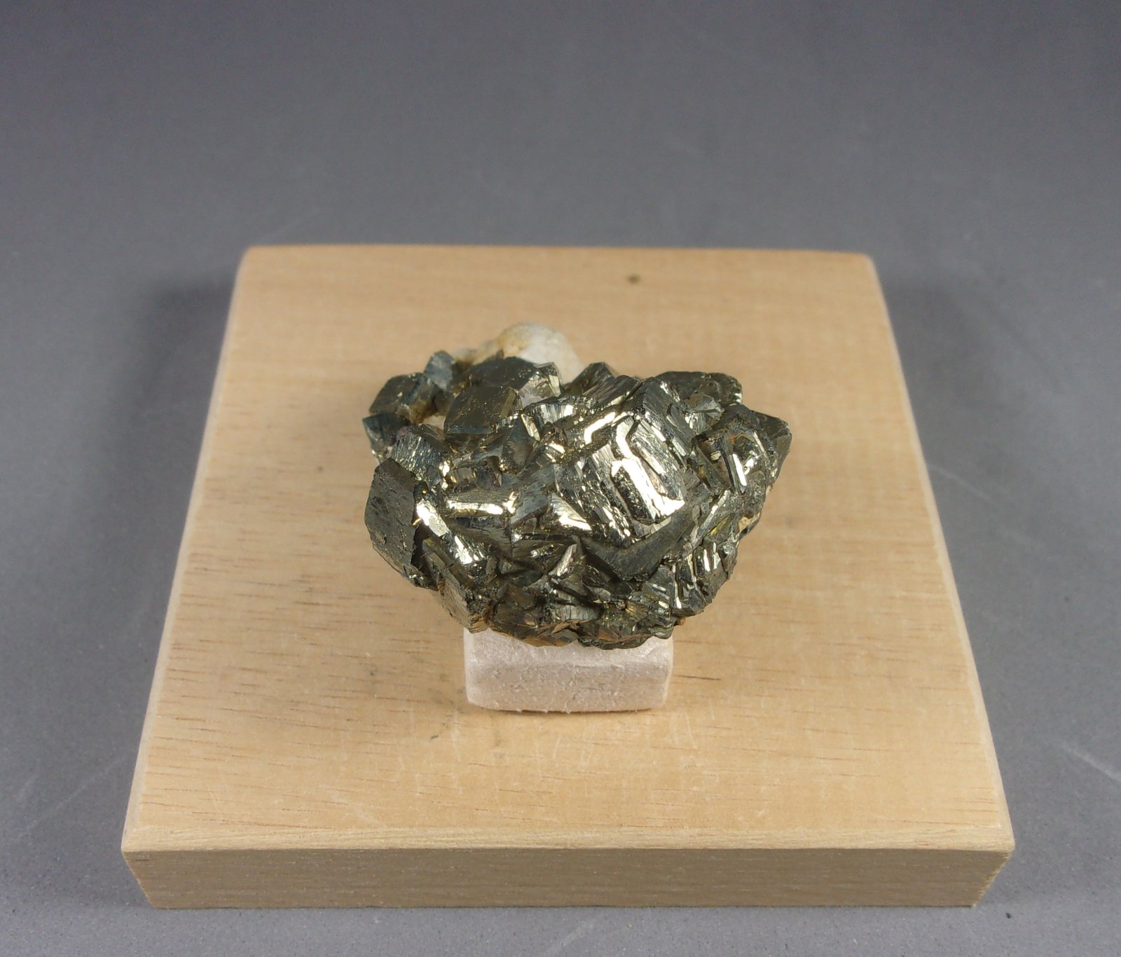 Pirita
5,6 x 3,6 x 2,3 cm.
(Autor: J. G. Alcolea)