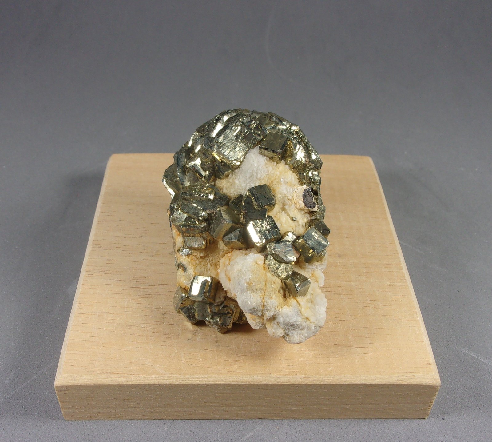 Pirita
5,6 x 3,6 x 2,3 cm.
(Autor: J. G. Alcolea)