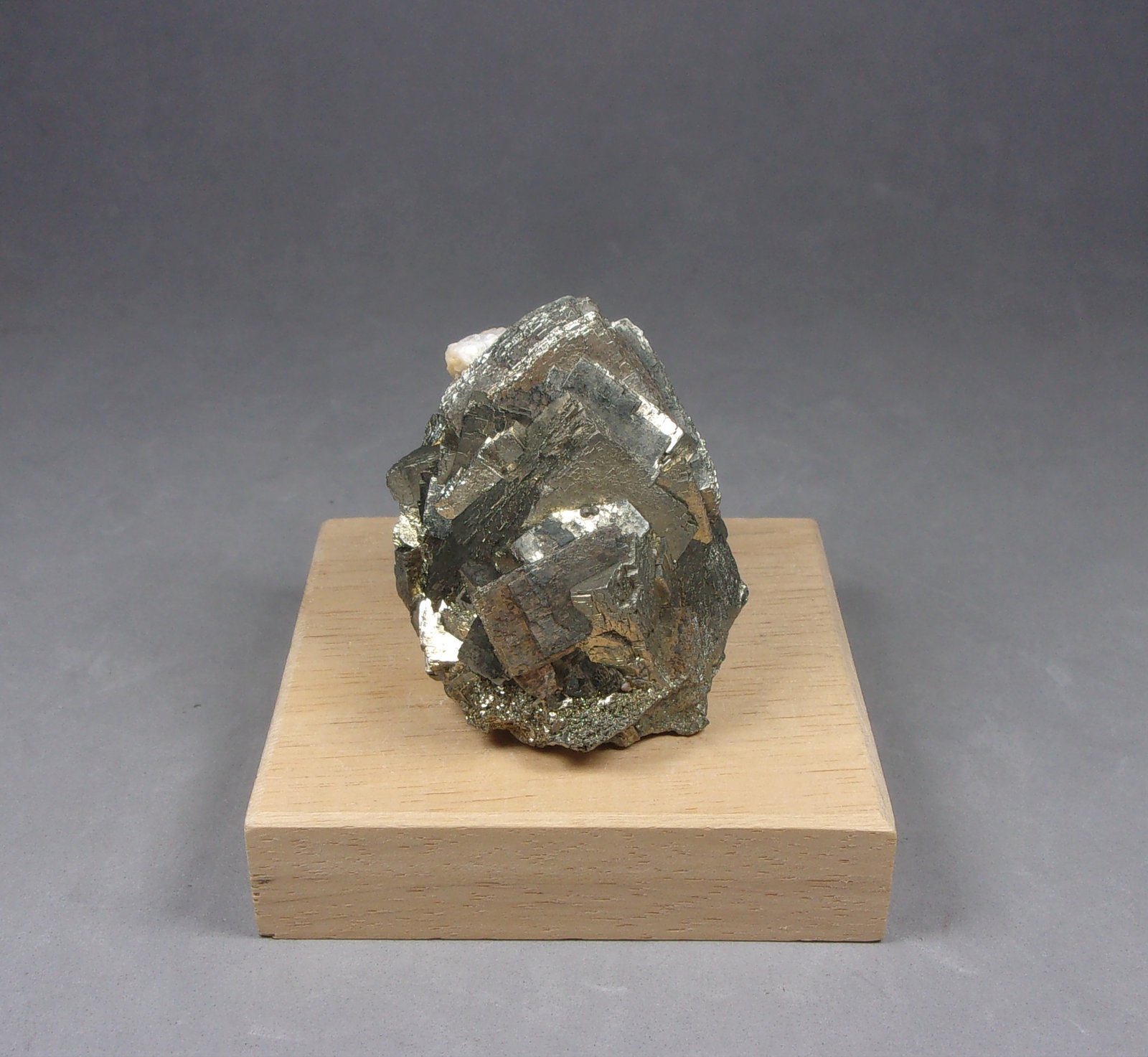 Pirita
4,5 x 3,6 x 3 cm.  Cristal mayor 23mm.
(Autor: J. G. Alcolea)