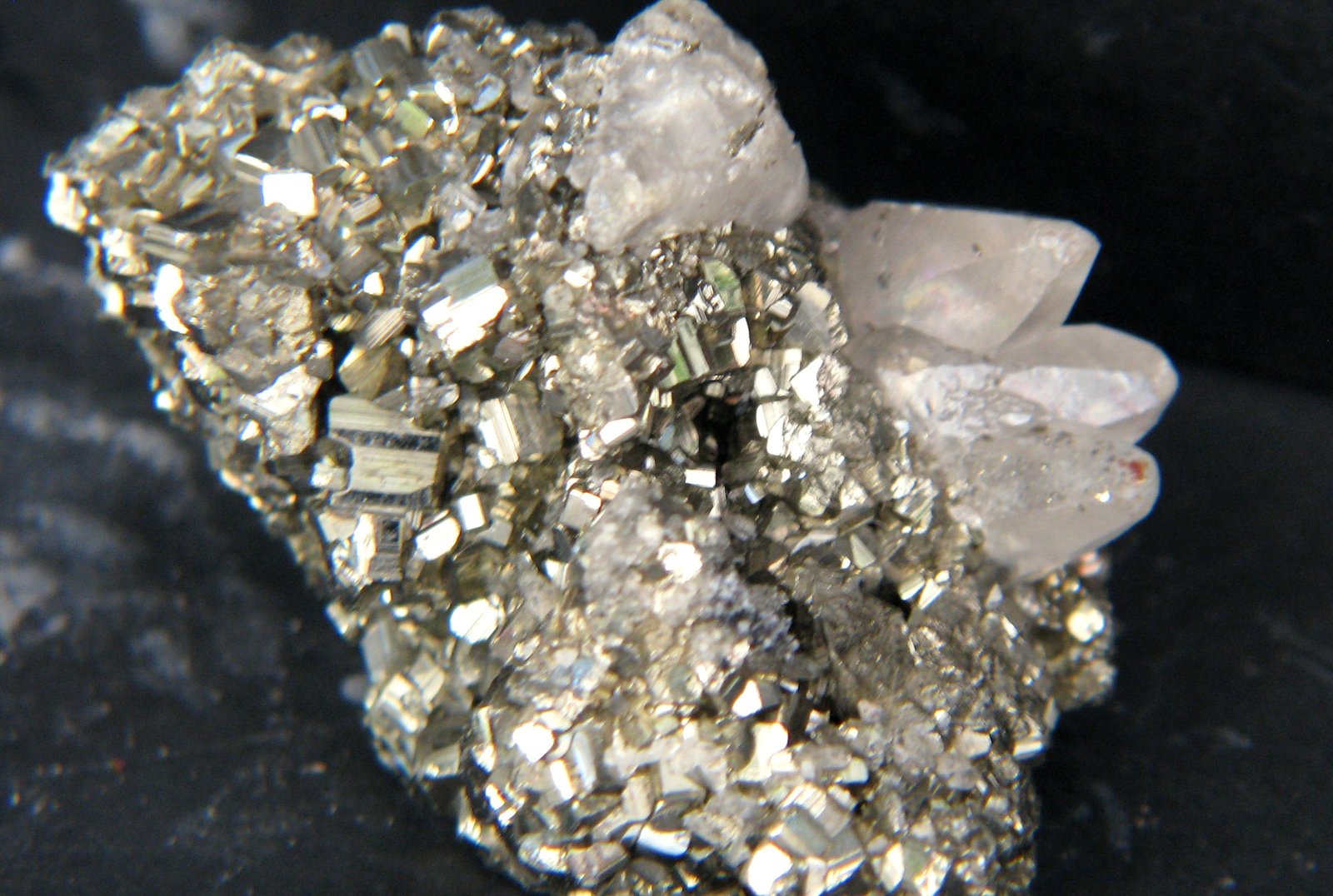 Pirita, Calcita
46 x 31 x 31 mm.
(Autor: José Luis Zamora)