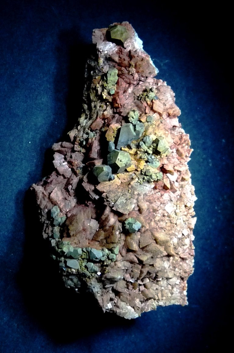 Pirita y Dolomita.
70x45 mm.
(Autor: Jesus Franquesa Baucells)