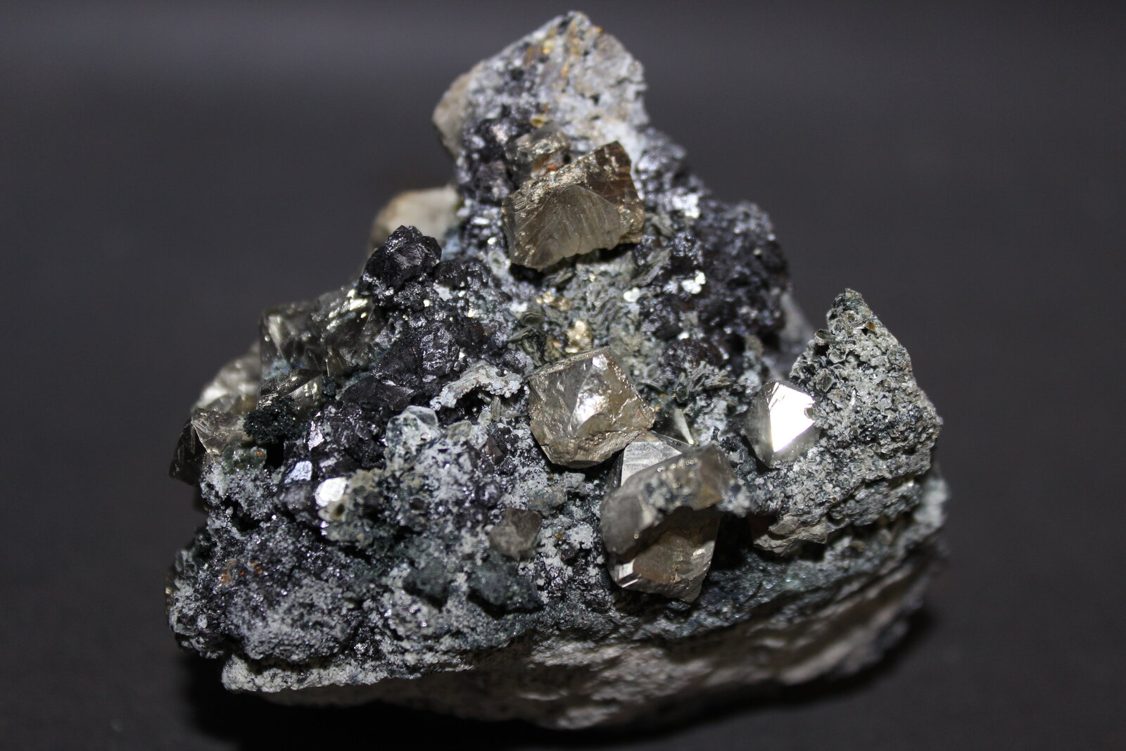 Pirita
Milucha Mine, Palombatos, Burguillos del Cerro, Comarca Zafra-Río Bodión, Badajoz, Extremadura, Spain
80 x 70 mm
(Autor: Joaquin Blanco Cortina)