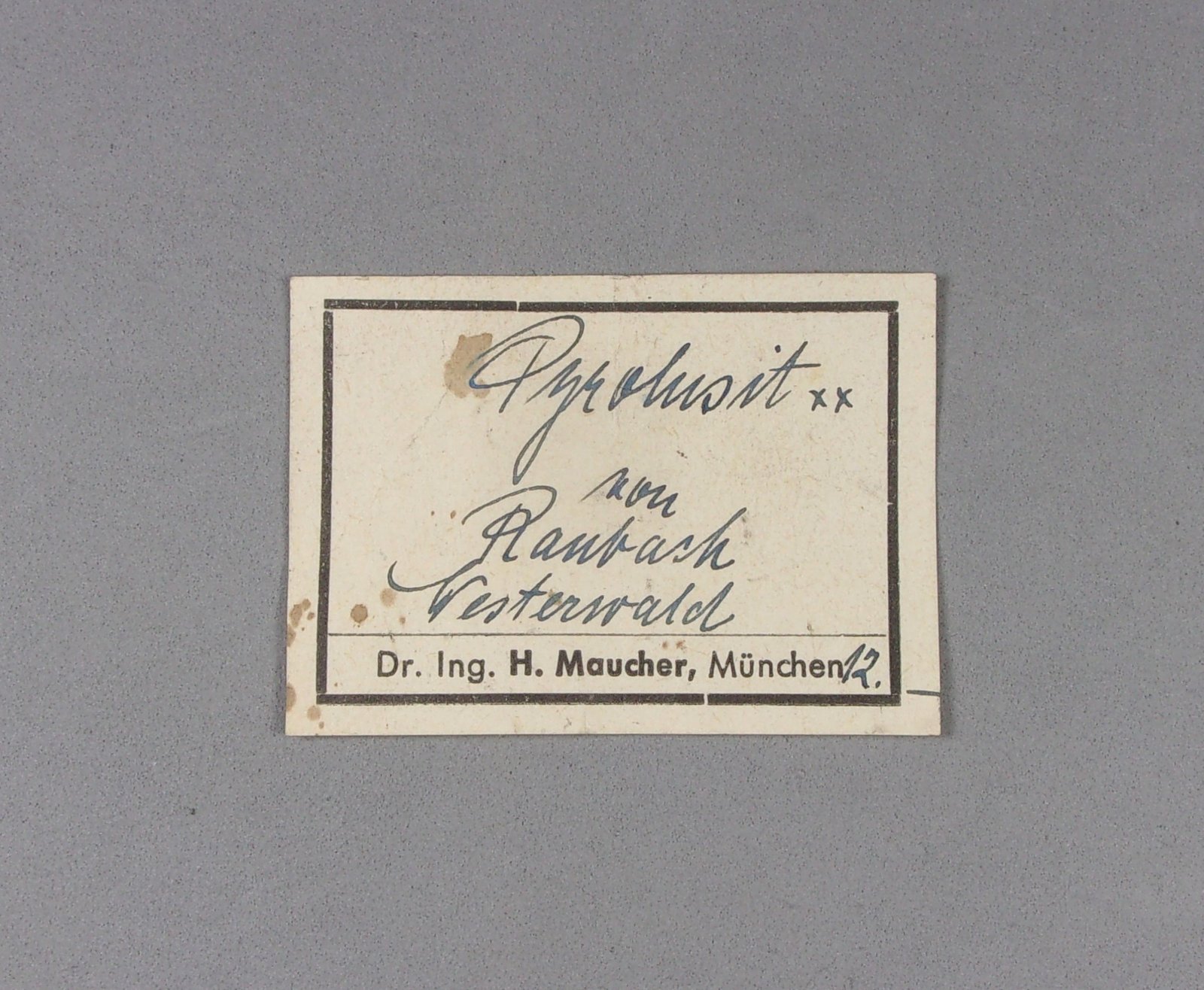 _Etiqueta Pirolusita.
10,2 x 5 x 4 cm.
(Autor: J. G. Alcolea)
