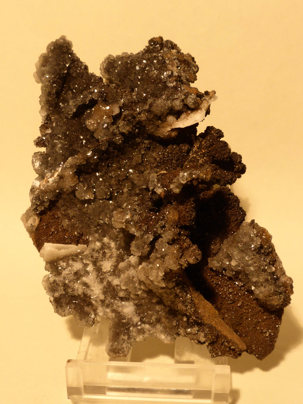 Pirolusita recubierta de calcita
10,5x6,5 cm.
(Autor: Ander Ispizua Juan)