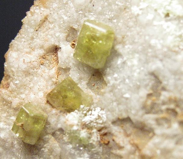 Piromorfita
Tamaño pieza de 2 x 2 cm. Cristales de 2 mm.
(Autor: Adrian Pesudo)