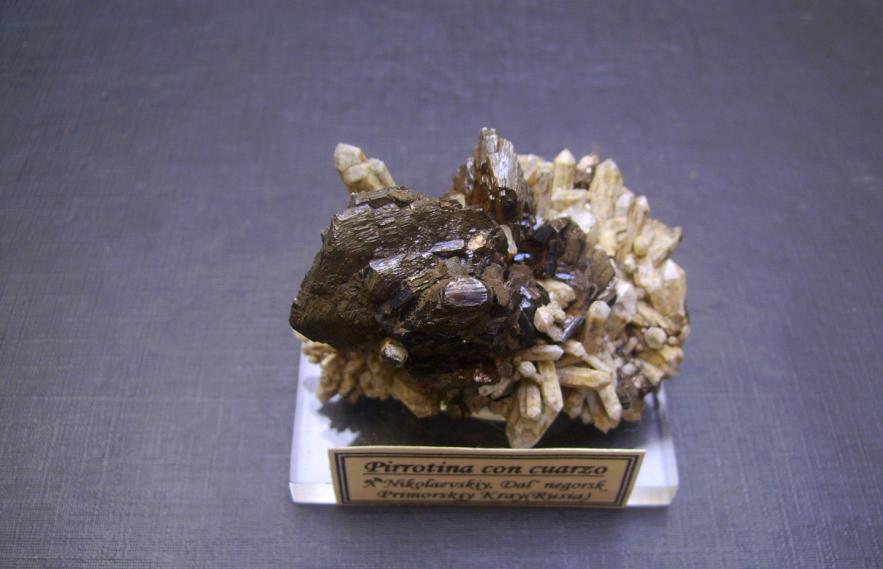 Pirrotita y Cuarzo
5 x 3,5 x 3,5 cm
(Autor: Antonio Alcaide)