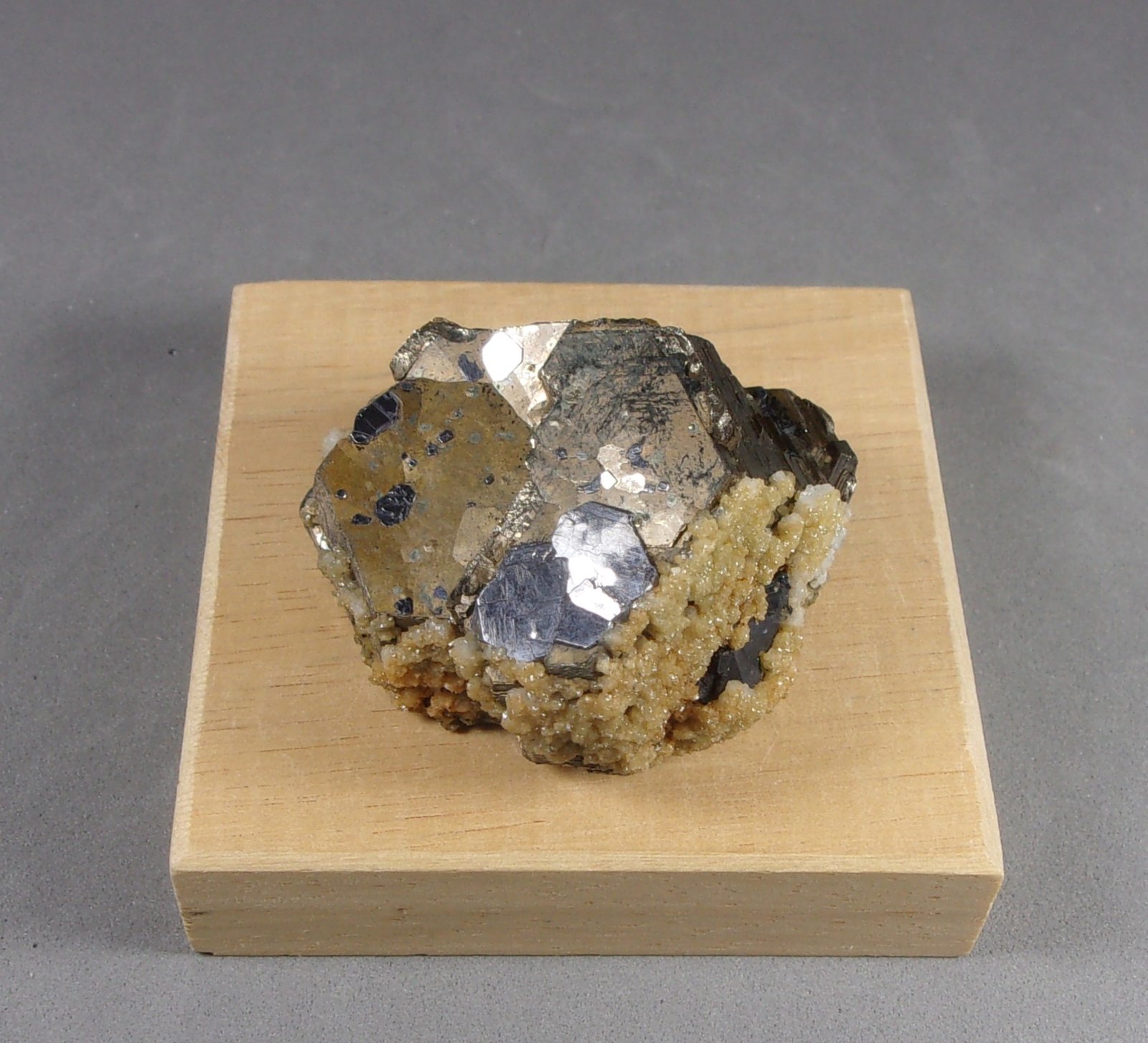 Pirrotita
4,4 × 3,8 × 2,7 cm.  91,3 g.
(Autor: J. G. Alcolea)