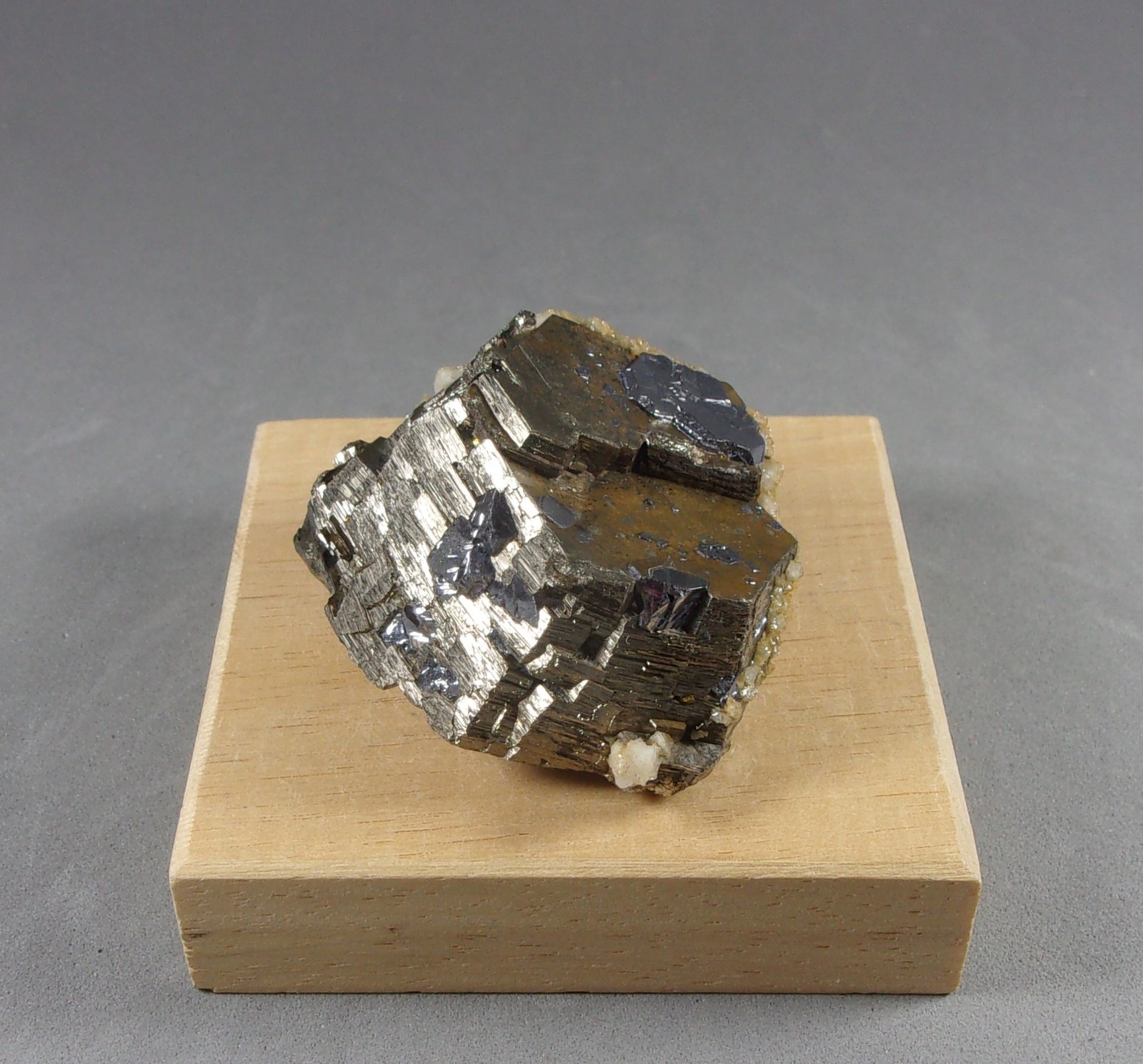 Pirrotita
4,4 × 3,8 × 2,7 cm.  91,3 g.
(Autor: J. G. Alcolea)