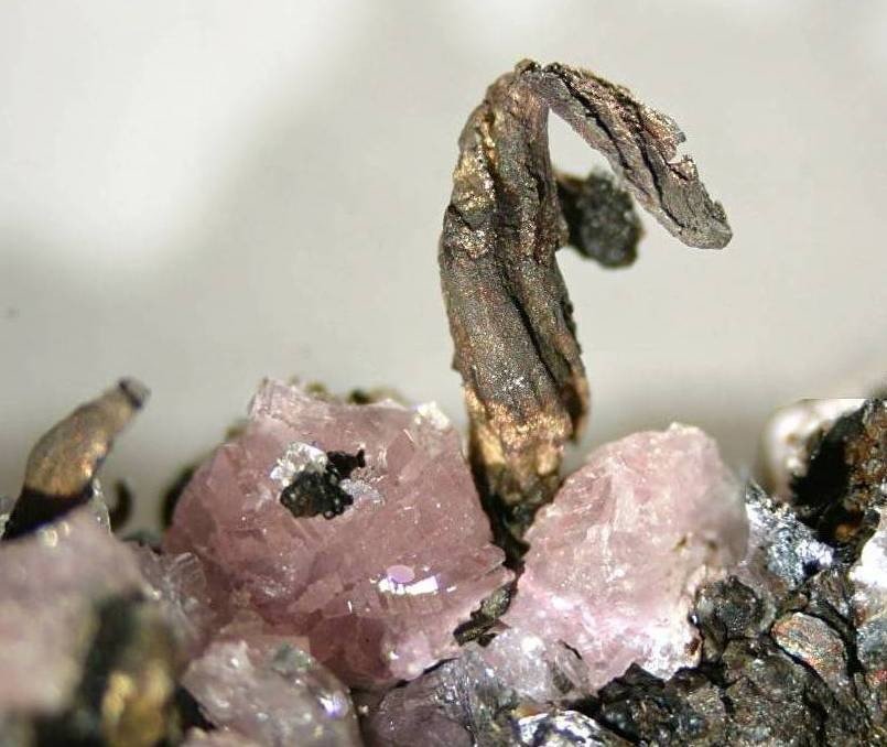 Plata y Rodocrosita
encuadre 30x30mm
(Autor: Ramon A  Lopez Garcia)