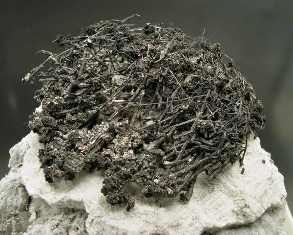 Plata con Acanthita
5.6 × 5.3 × 5.5 cm.
(Autor: Jordi Fabre)
