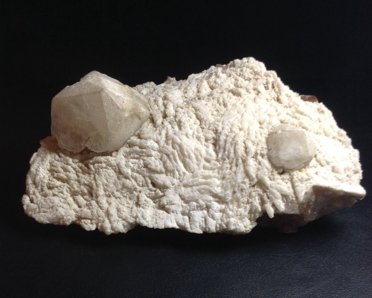 Pollucita, Albita y Topacio
14 x 8 x 5 cm
(Autor: Antonio Alcaide)