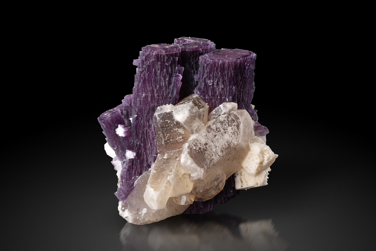 Polylithionita-Trilithionita (Serie)
9 x 8 x 8.5 cm / cristal principal: 8.5 cm
(Autor: Museo MIM)