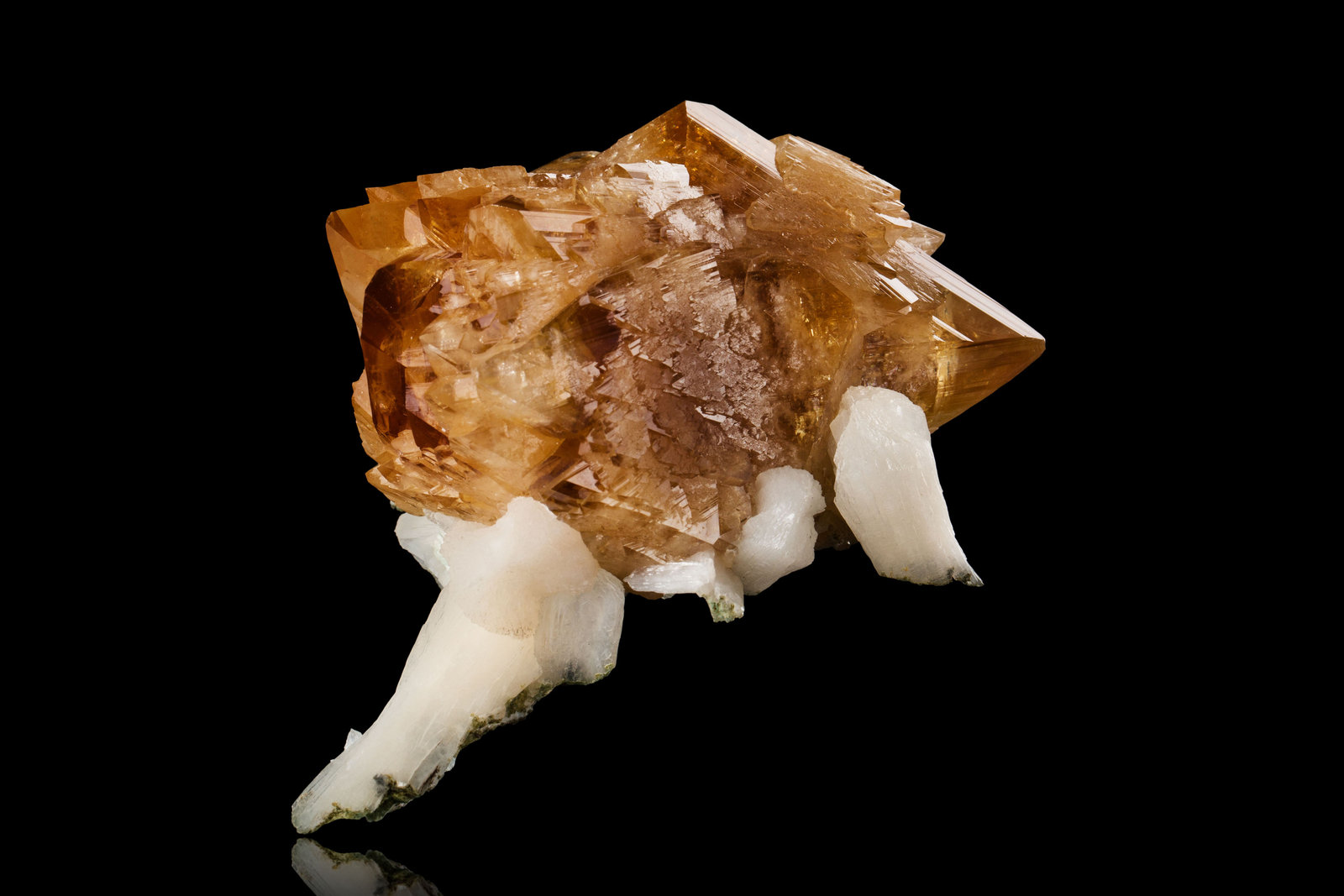 Powellita con Estilbita-(Ca)
9 x 6.5 x 9.5 cm / Cristal principal: 5.8 cm
(Autor: Museo MIM)