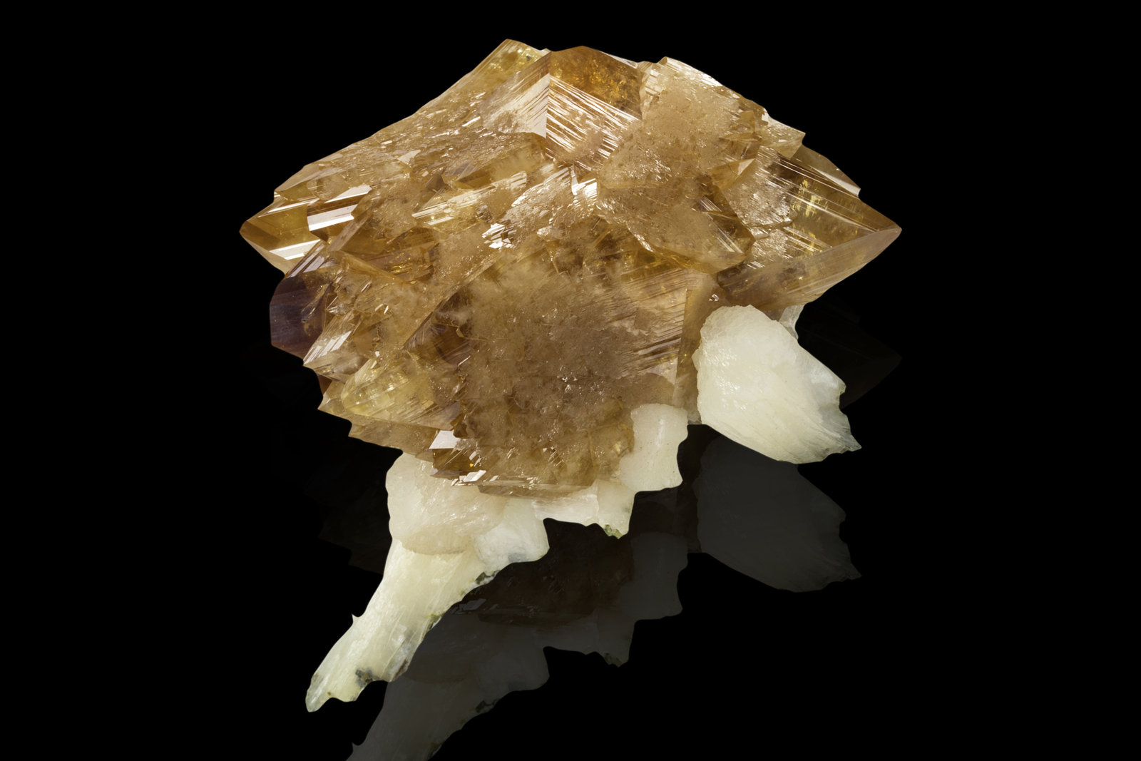 Powellita con Estilbita-(Ca)
9 x 6.5 x 9.5 cm / Cristal principal: 5.8 cm
(Autor: Museo MIM)