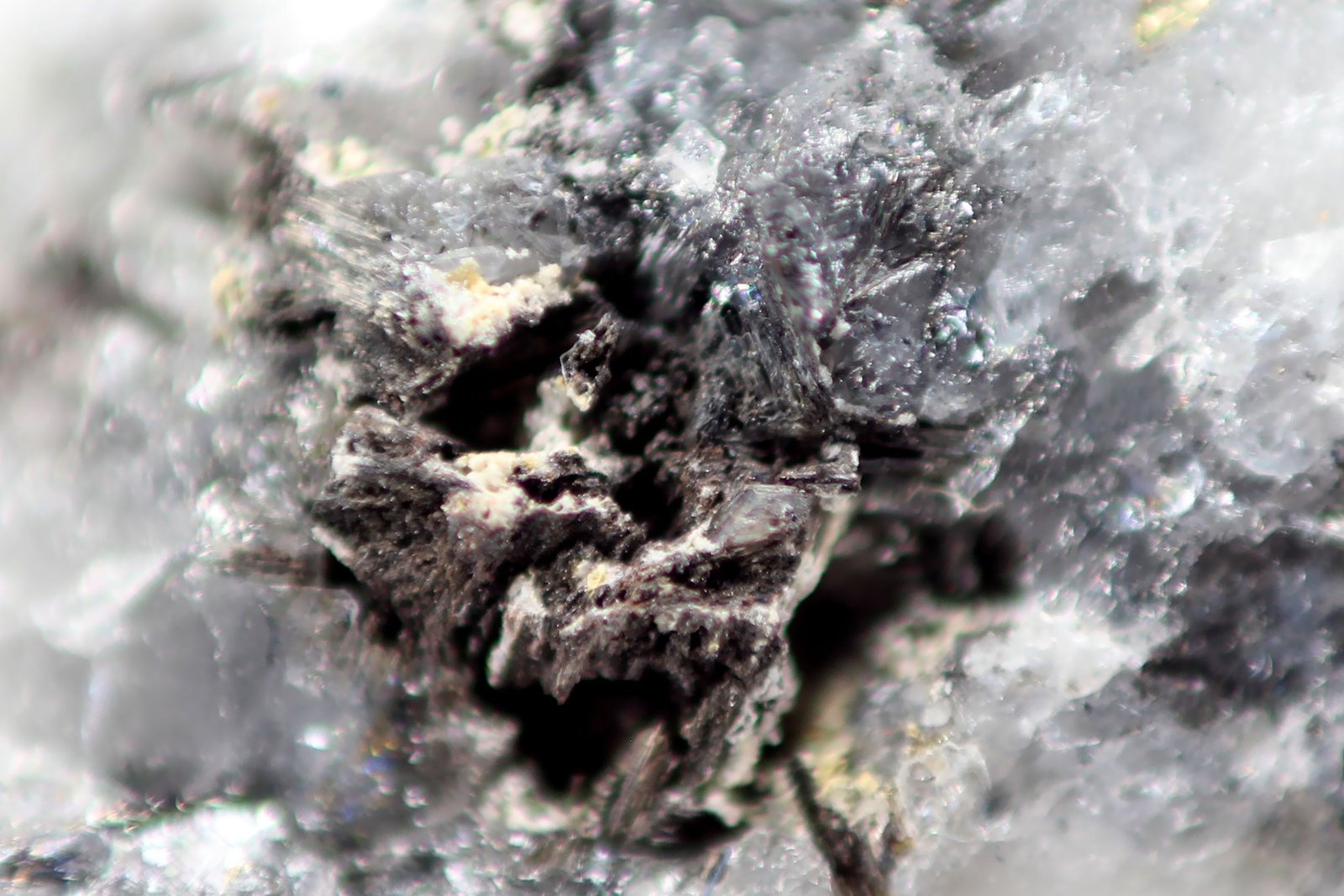 Preisingerita
22 x 9 x 8 mm.
(Autor: José Luis Zamora)