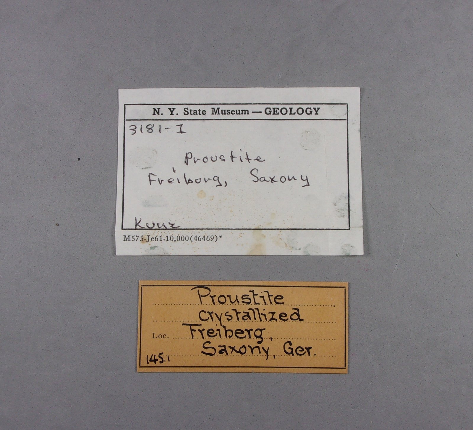 _Proustita etiqueta
2,3 x 2,1 x 1,4 cm.
(Autor: J. G. Alcolea)